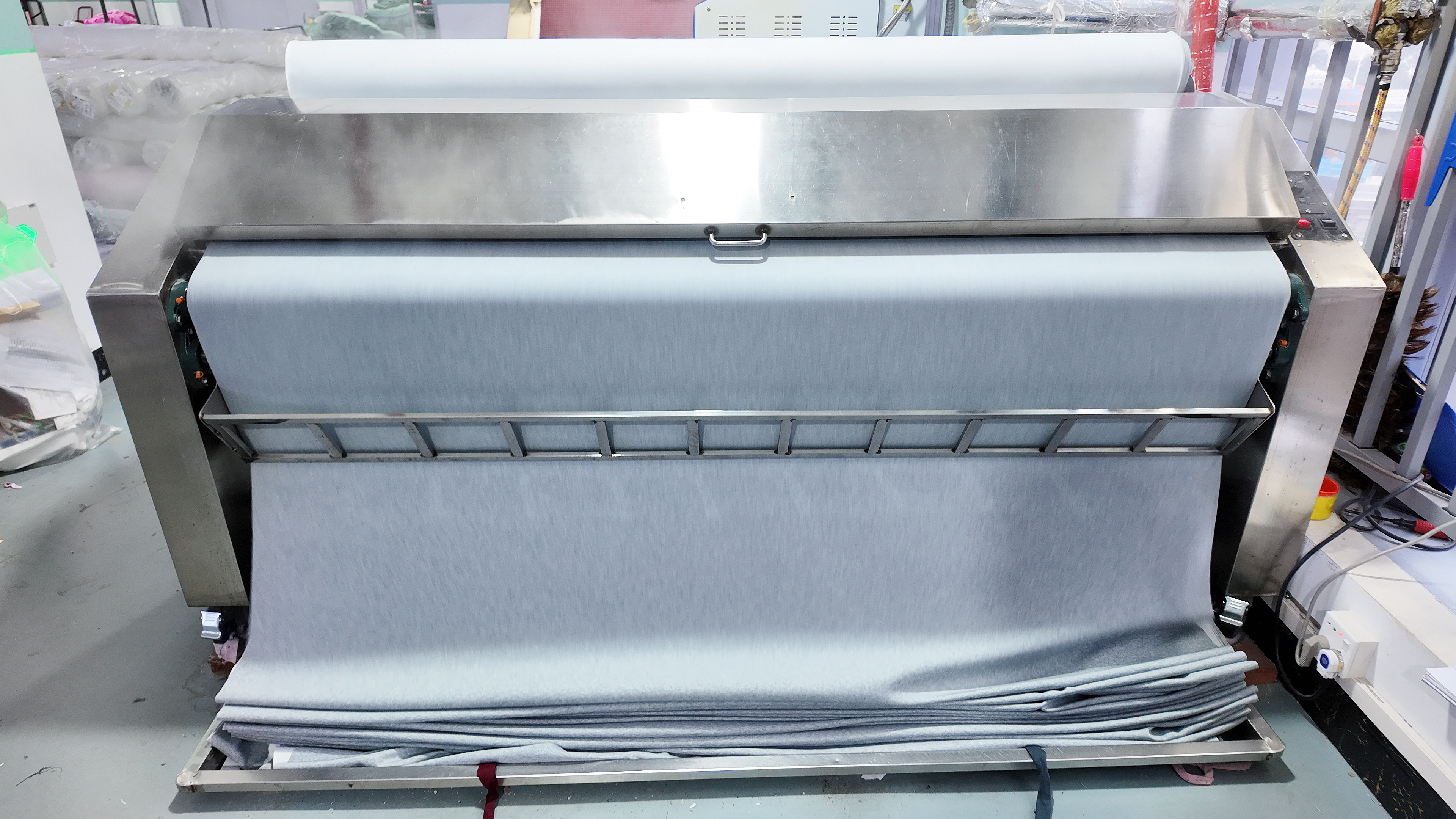 Fabric pre-shrinking process at QICHENG clothing manufacturer